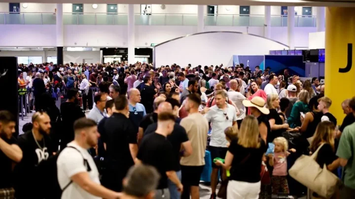 Heathrow and Gatwick flight cancellations leave ‘40,000 stranded’ after thunderstorms
