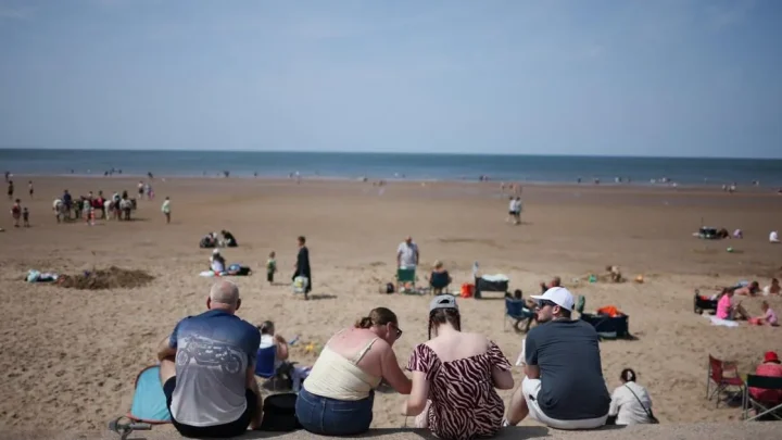 UK temperatures to reach 37C with extreme heat warning issued