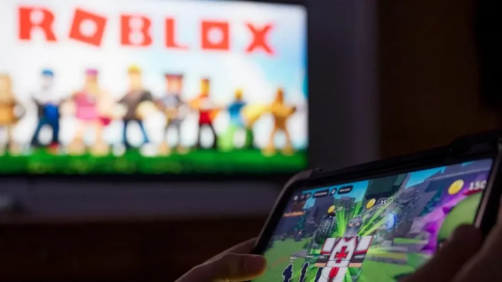 Thousands of kids force Putin to back down over Roblox ban