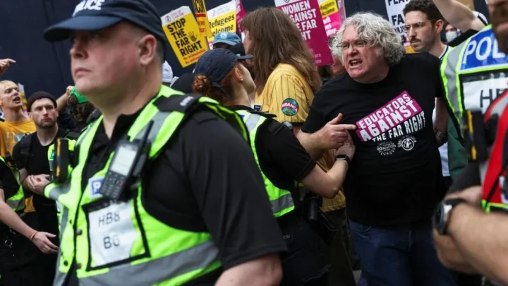 Police clash with protesters stopping students seeing Tommy Robinson debate Islam at Oxford Union