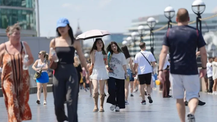 Sadiq Khan issues severe air pollution warning as capital set to bask in 39C heat