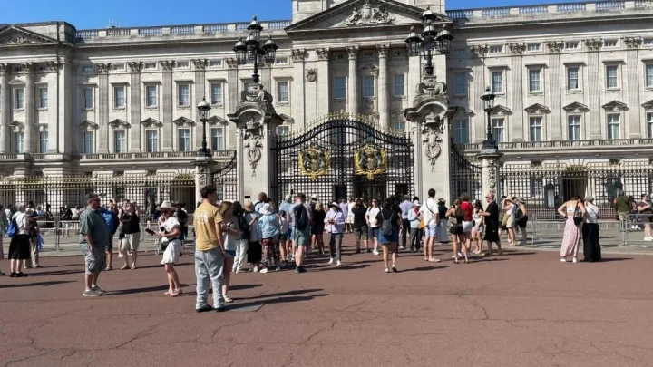 Tourists give their verdict on King’s decision not to move into Buckingham Palace