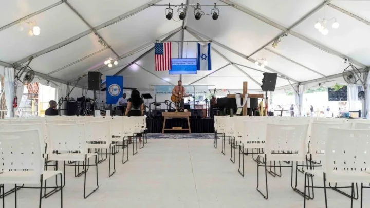 Trump says great state fair ‘packed to the brim’ despite almost no one showing up