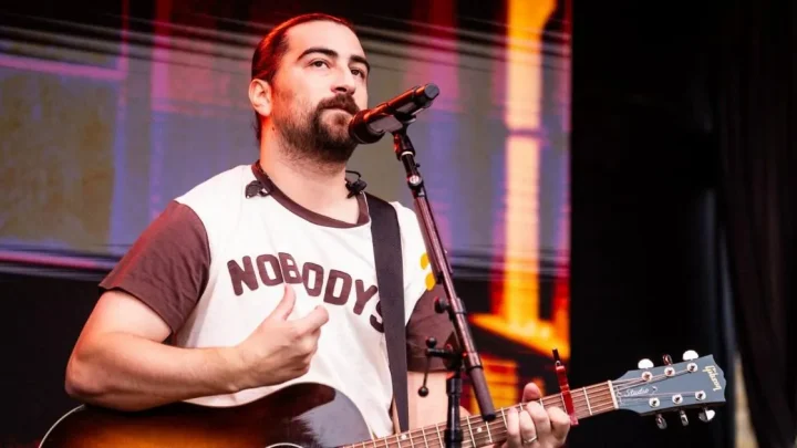 Noah Kahan begs fans to use the toilet after concertgoer ‘poos on the floor’